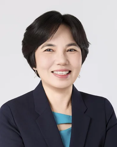 Portrait of Helen Nguyen
